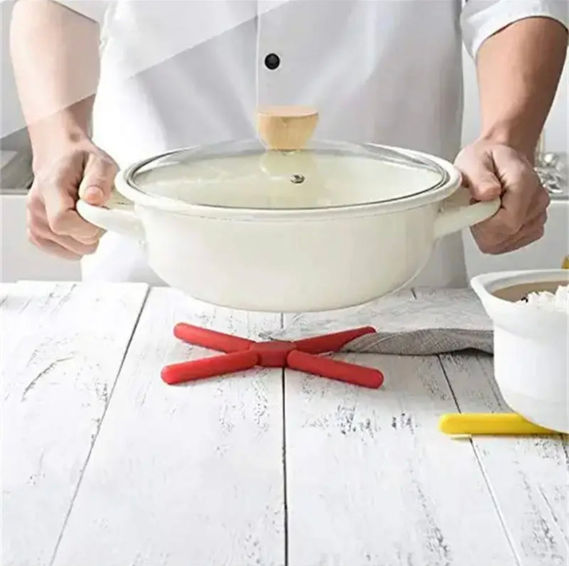 Foldable Non-Slip Pot Pan Mat,
Silicone multipurpose stand,
Silica Gel Desktop Accessories
