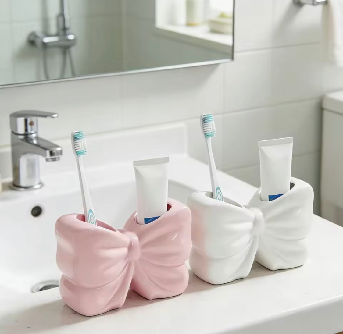 Elegant Bow Shape Cosmetic Brush Organizer, Decorative Beauty Brush Holder, Dual Purpose Ceramic Bow Organizer, Vanity Storage Holder