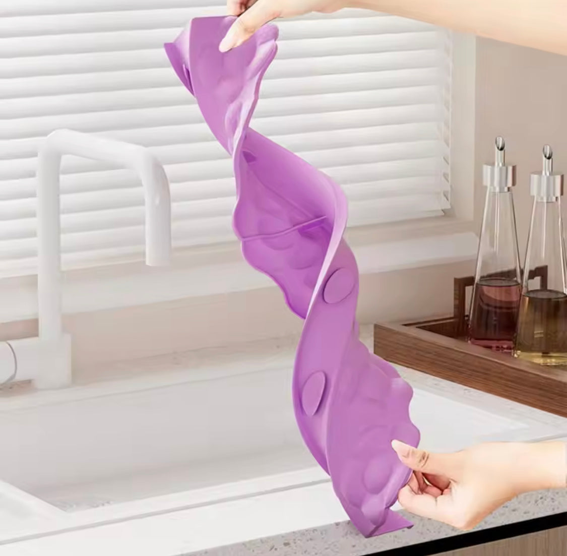 3D Flower Pattern Silicone Sink Splash Guard, Kitchen Sink Water Splash Protector, Silicone Sink Edge Protector, Kitchen Countertop Splash Guard