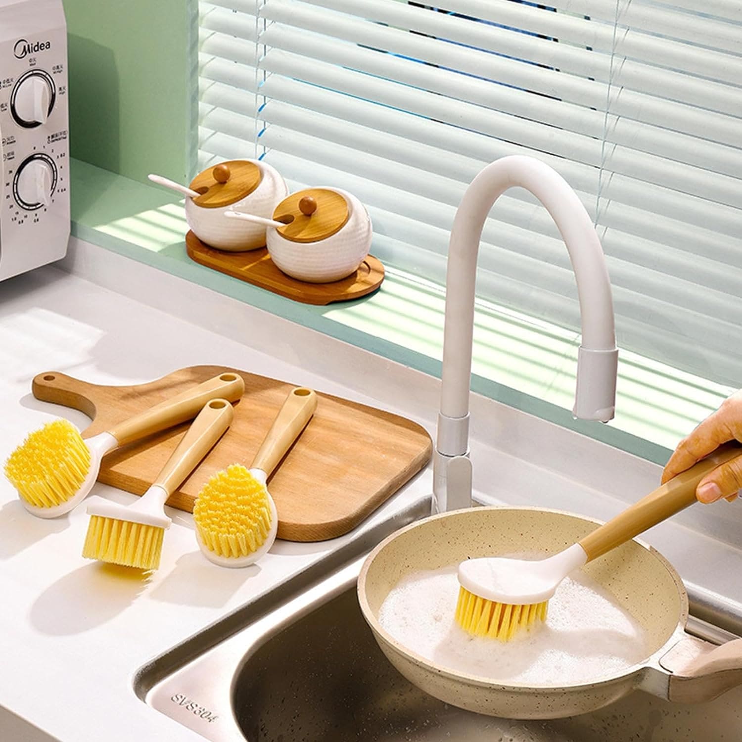 Dish Scrubbing Brush, Wooden Handle SIGA Dish Brush, Kitchen Scrubbing Brush, Washing Up Brush, Kitchen Bathroom Washing Scrubbing Brush With Small Handle, Shower Cleaning Brush, Non Stick Kitchen Multifunctional Cleaning Brush, Pot Scrubbing Brush