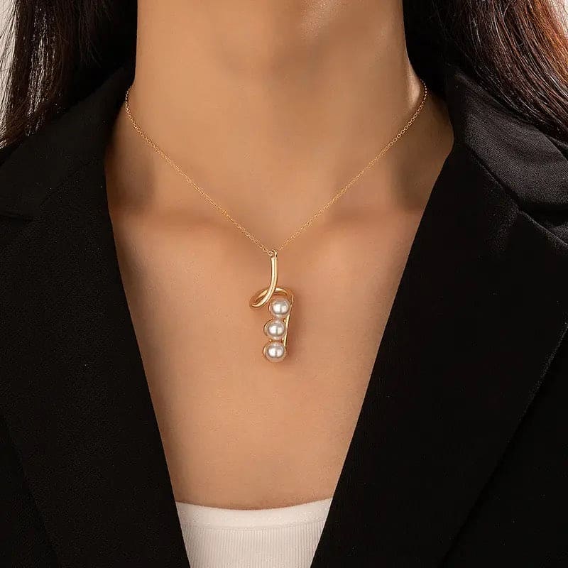 Trendy Pearl Stone Pendant Necklace For Women, Boho Crystal Choker Necklaces For Women, Elegant Pearl Stone Long Chain Necklace for Women, Simple Trendy Geometry Alloy Metal Sweater Chain