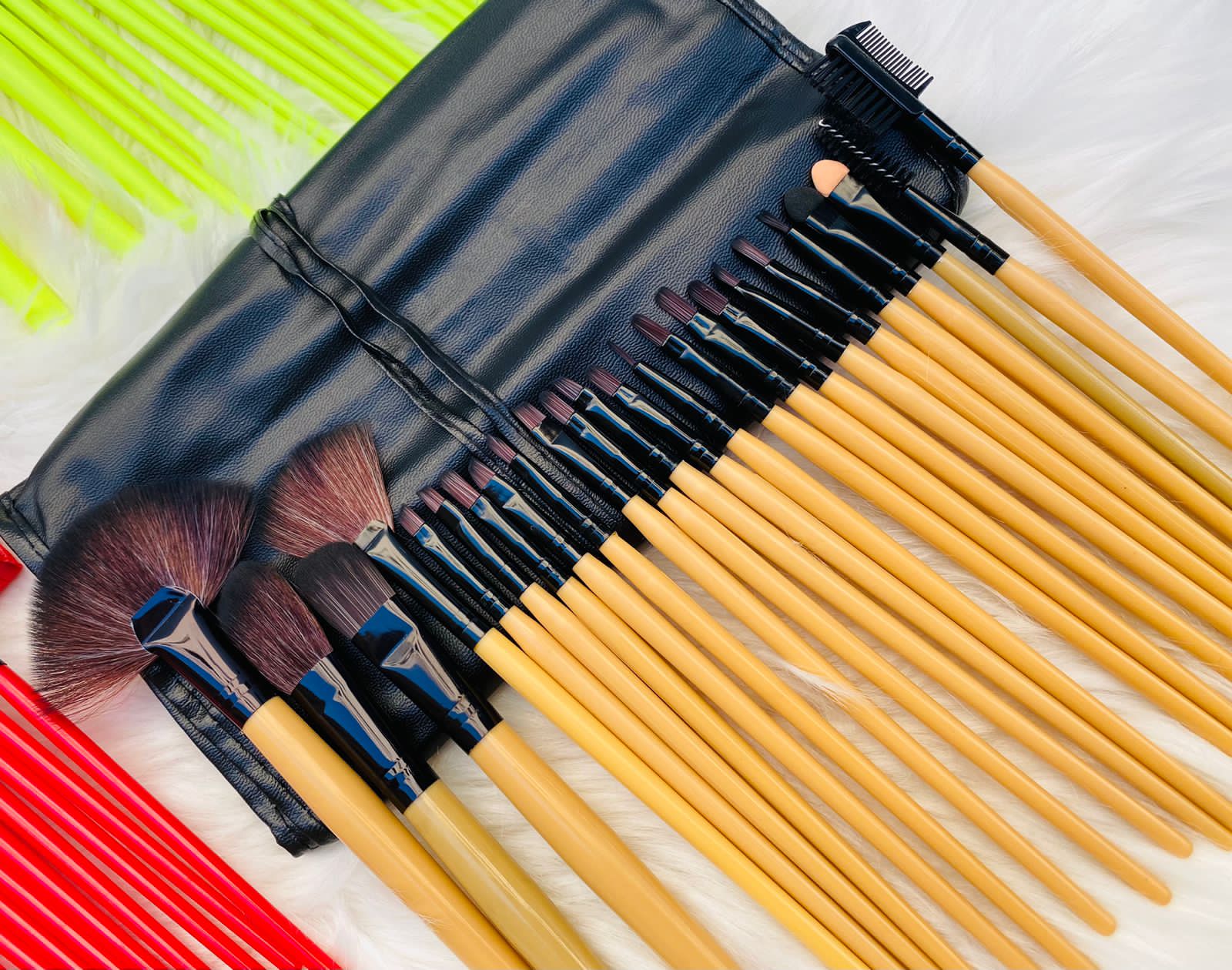 Set Of 24 Makeup Brush Set, Professional Beauty Makeup Brush Sets, Wooden Handle Makeup Brushes, Eye Blending Makeup Brushes with Bag