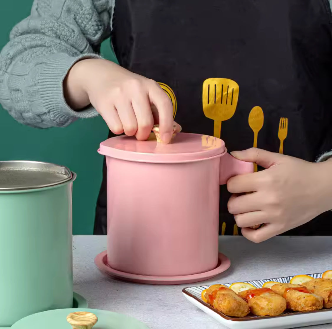 1.4 Litter Stainless Steel Kitchen Oil Filter Pot, Manual Grease Oil Container, Kitchen Oil Separator And Storage Can With Fine Mesh Strainer, Oil Trap with Lid, Strainers Pot Oil Bottle, Filter Oils Separator Tank, Kitchen Cooking Tools