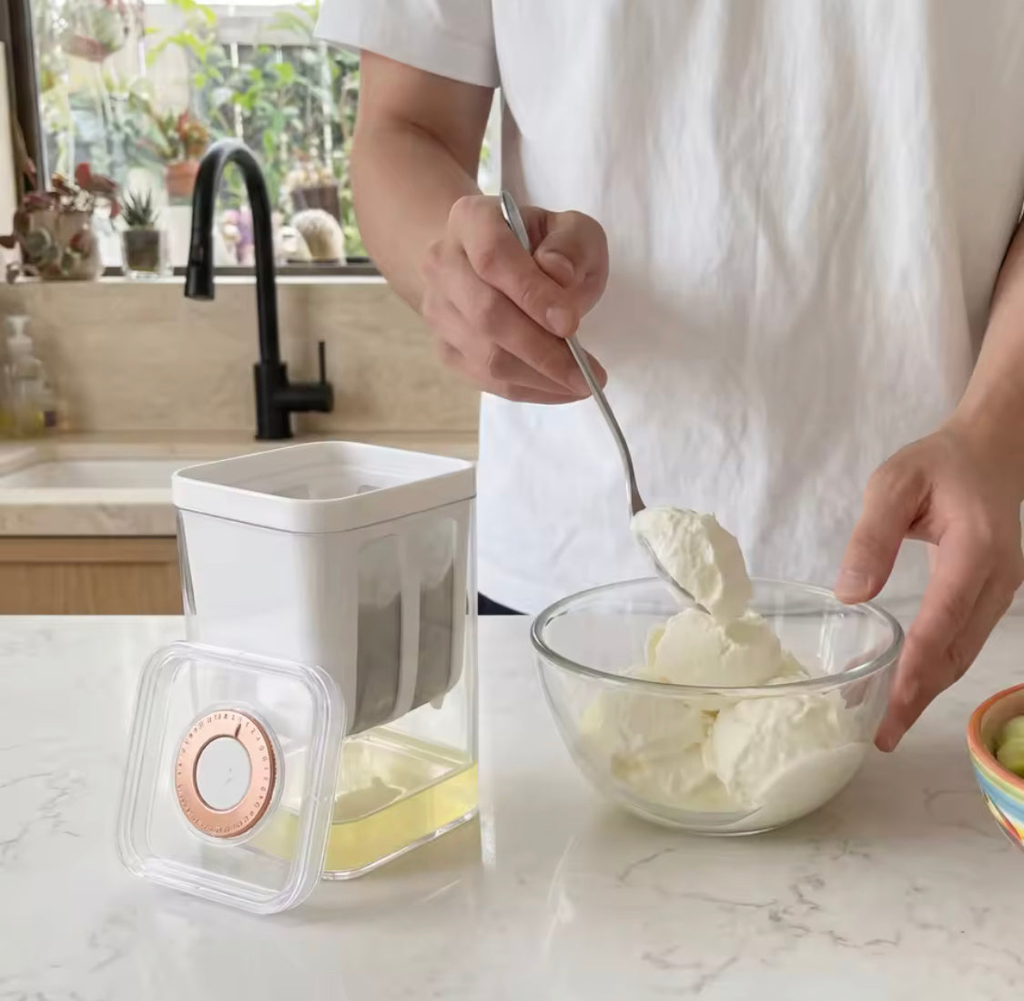 Portable Yogurt Strainer Cup,  Greek Yogurt Filter with Separator, Food Grade Greek Yogurt Strainer, Large Capacity Fine Mesh Cheese Yogurt Maker with Lid