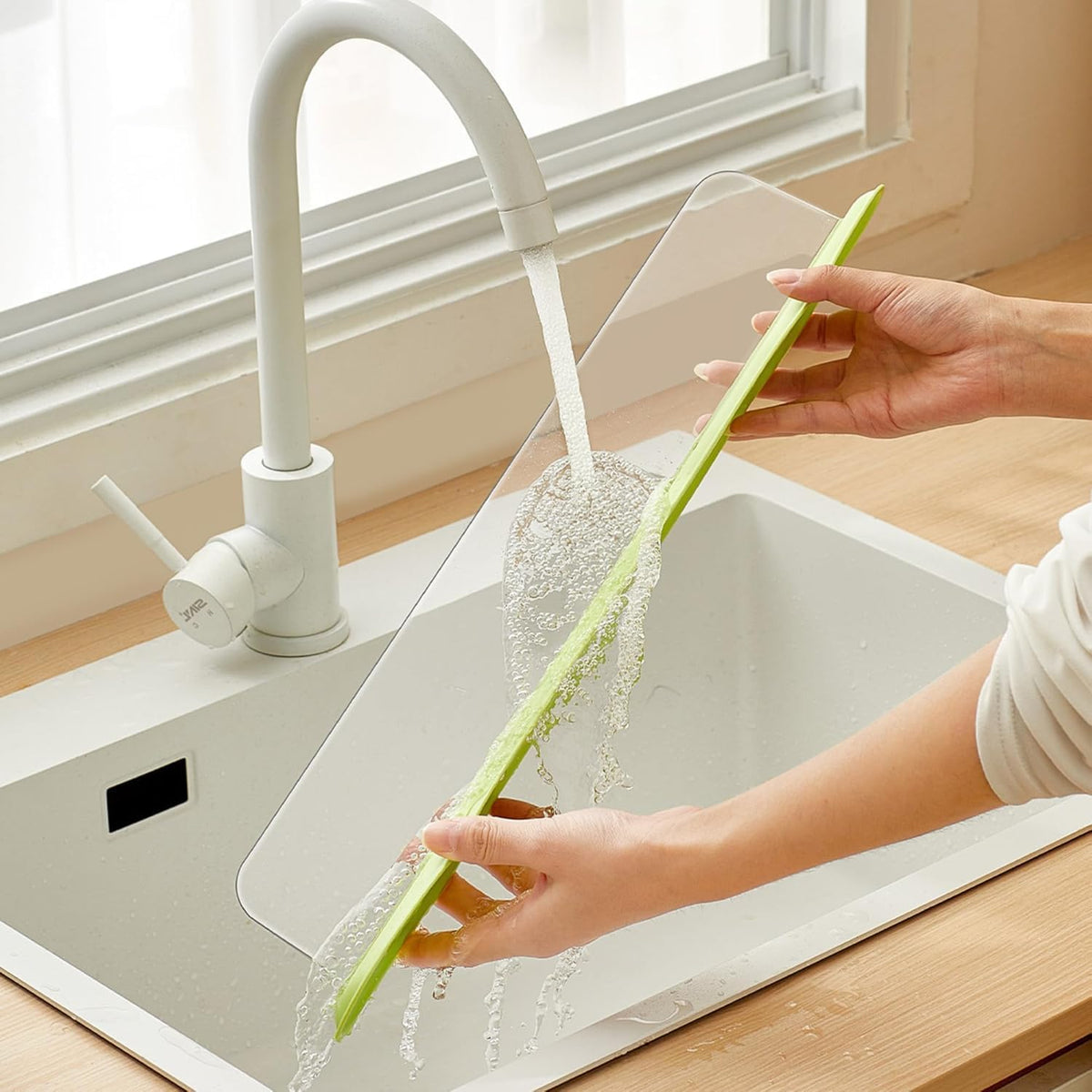 Transparent Acrylic Sink Water Guard with Silicone Base, Acrylic Faucet Water Splash Barrier, Kitchen Sink Water Splash Blocker