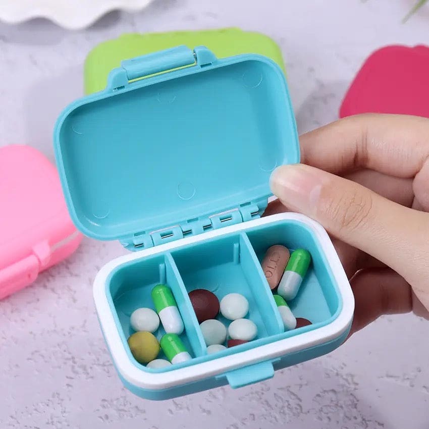 Mini Briefcase Pill Box, 3 Gird Pocket Pills Organizer, 7 Day Mini Weekly Medicine Box, Portable Tablet Medicine Dispenser, Handy Pill Box with 3 Removable Compartments, Portable Pill Box Supplement Box, Multipurpose Storage Case