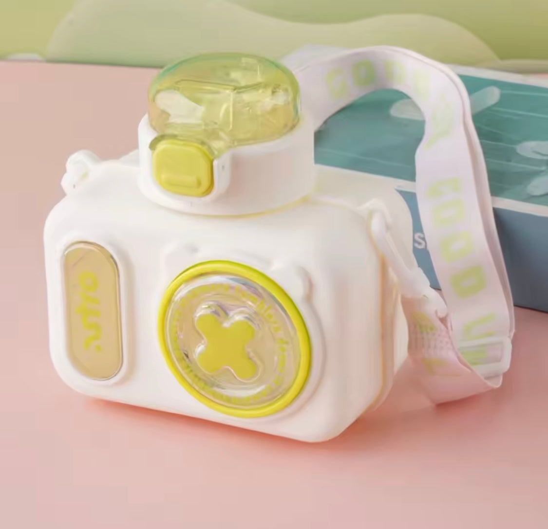 Camera Shape 600ml Water Bottle, Kids School Straw Water Cup with Shoulder Strap, Large Capacity Straw Drinking Cup, Kids Water Bottle