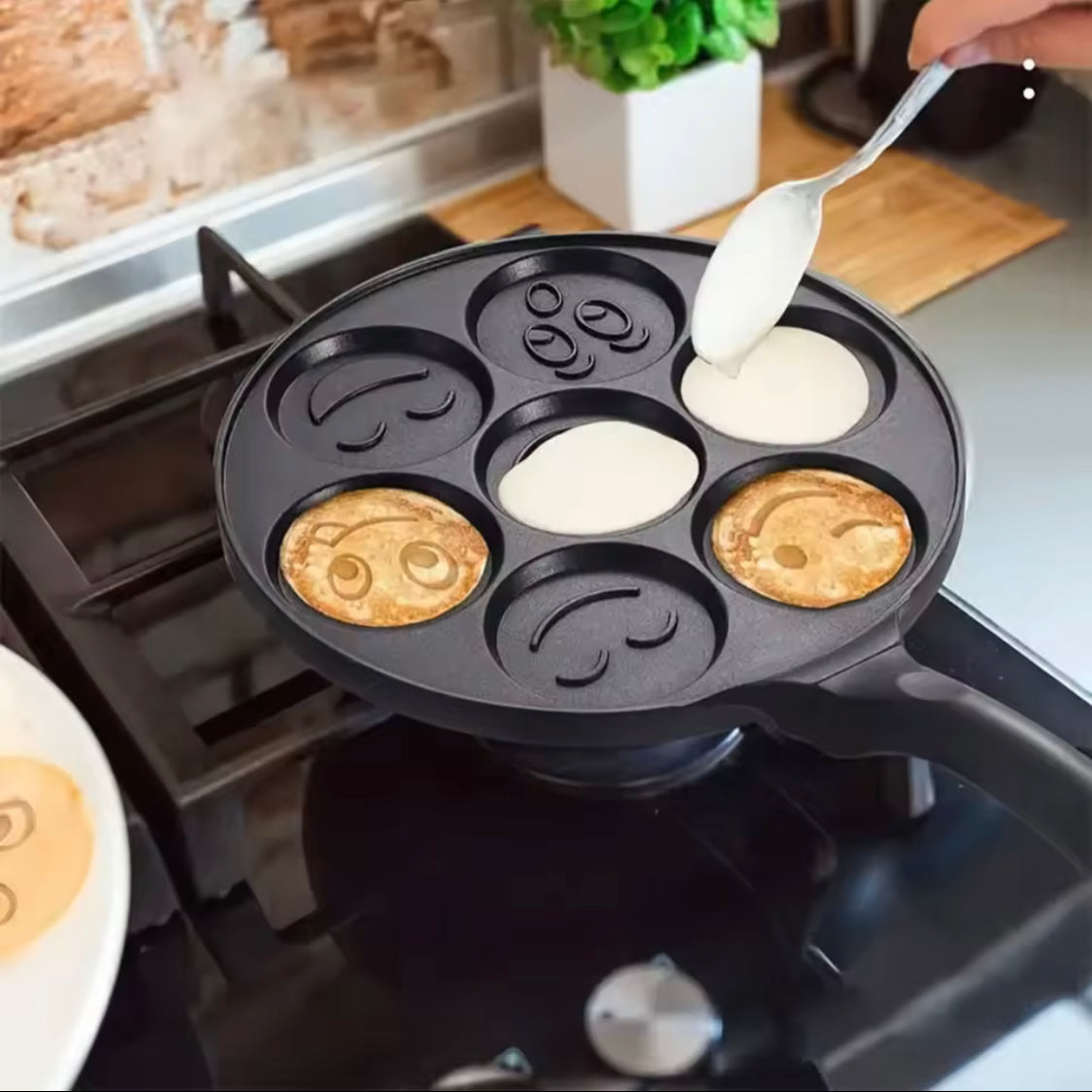 Smiley Face Mini Pancake Pan, Non Stick Griddle Pancake Maker, 7 Grid Omelette Frying Pan