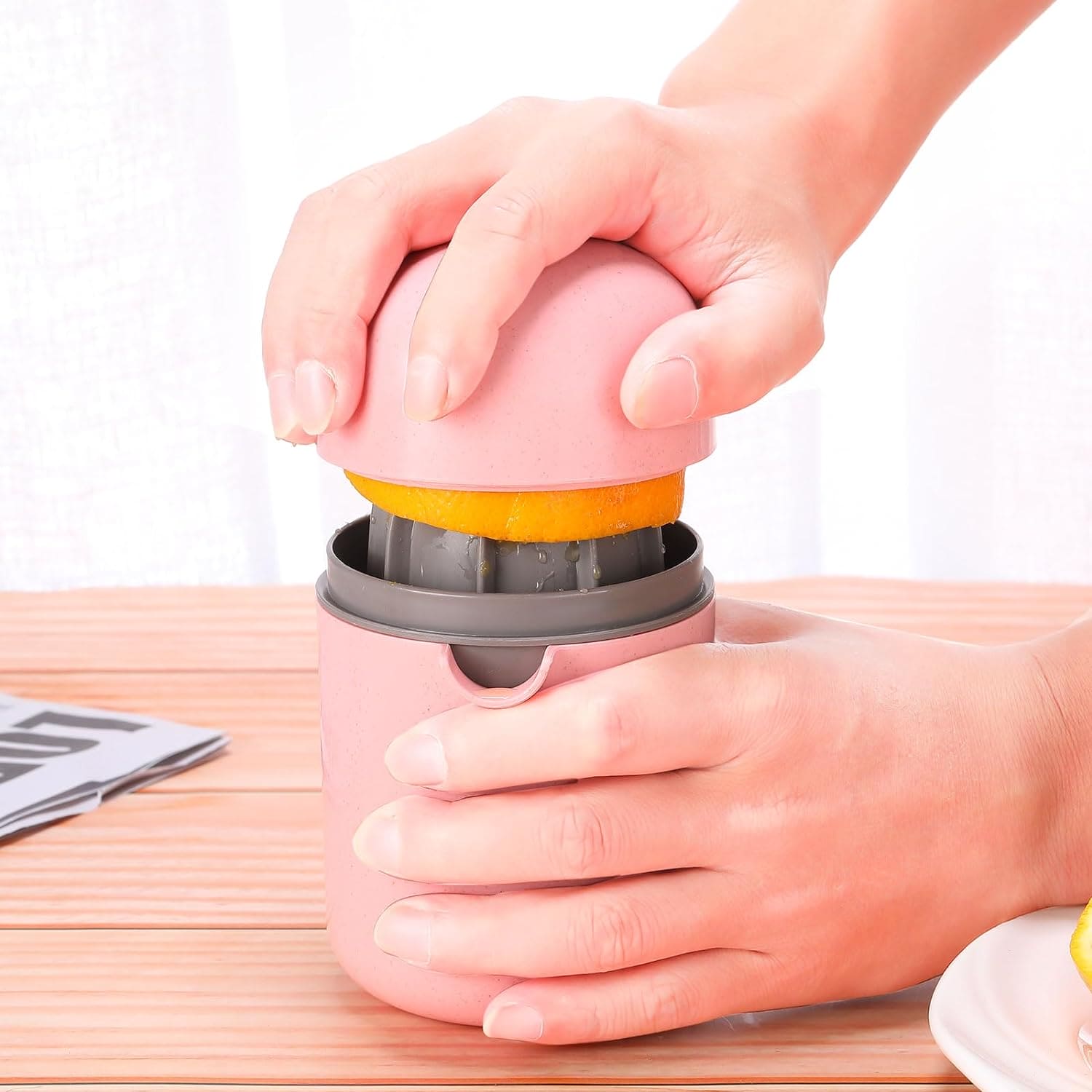 Manual Citrus Presser, Anti Slip Reamer, Hand Fruit Manual Juicer, Portable Lemon Juicer, Hand Rotation Press Juicer, Mini Portable Citrus Juicer Machine, Portable Lime Juicer Cup