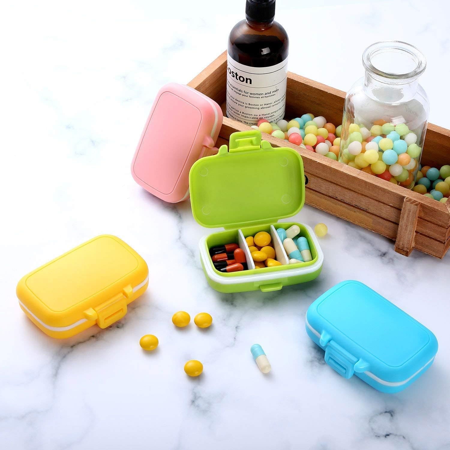 Mini Briefcase Pill Box, 3 Gird Pocket Pills Organizer, 7 Day Mini Weekly Medicine Box, Portable Tablet Medicine Dispenser, Handy Pill Box with 3 Removable Compartments, Portable Pill Box Supplement Box, Multipurpose Storage Case