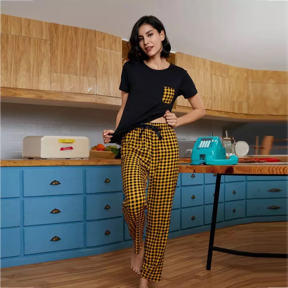 Super Comfy Black and Yellow Check Style Night Suit, Large Round Neck Short-Sleeves Trouser